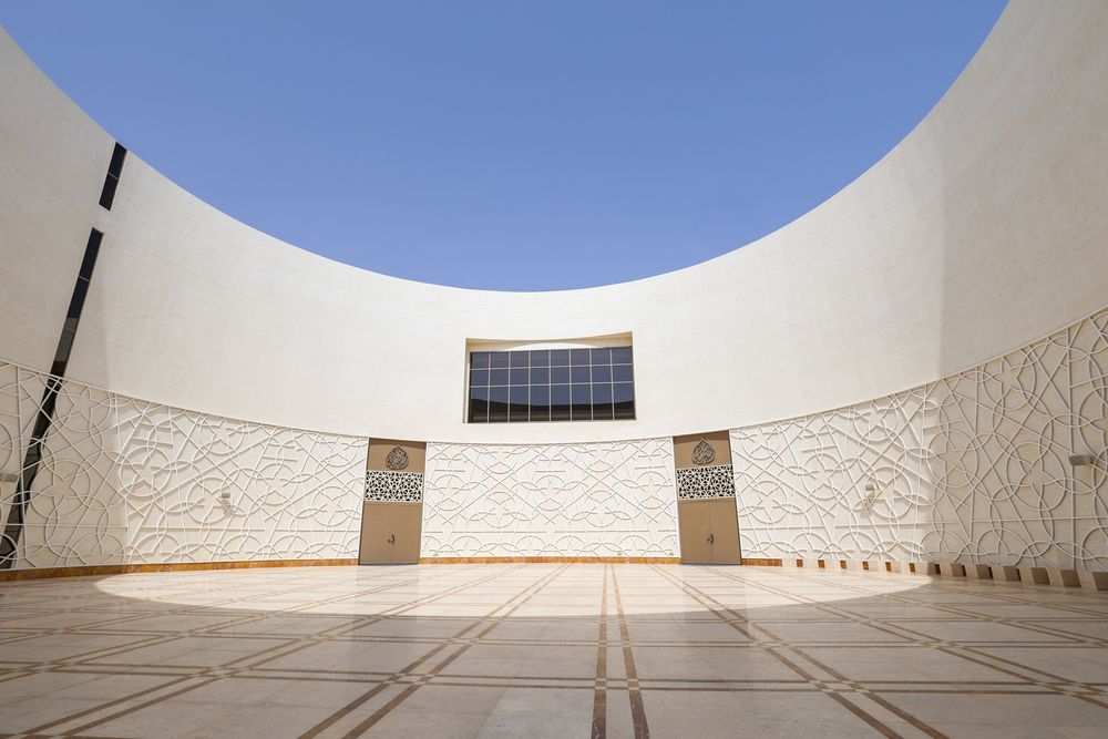 Circular courtyard, geometric relief and open oculus