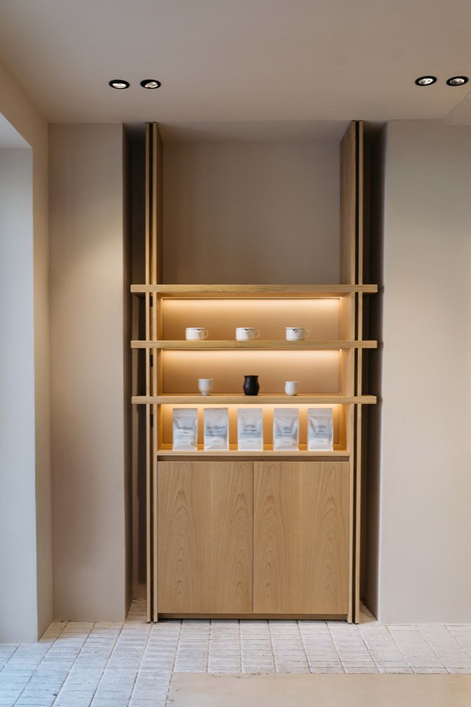 Lit display joinery for tableware and packaged goods